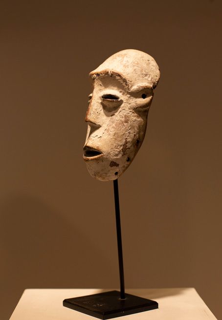Antiquités africaines | Masque LEGA République démocratique du Congo | Trois quart  