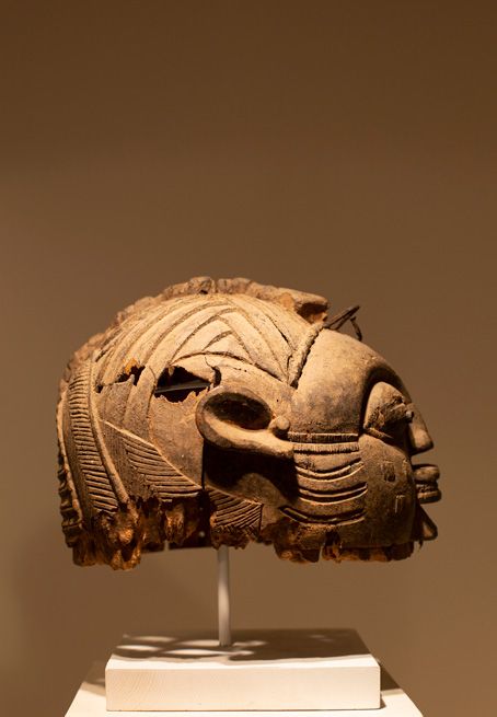 Antiquités africaines |  | Masque Yoruba | Nigeria | Benin | Togo | Trois quart  